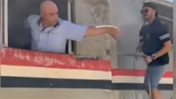 شاب يقفز على قطار