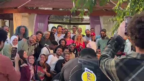 ليلى علوي تحتفل بانتهاء