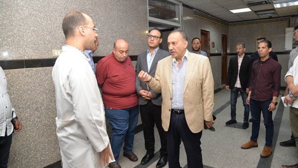 محافظ أسيوط بمستشفى