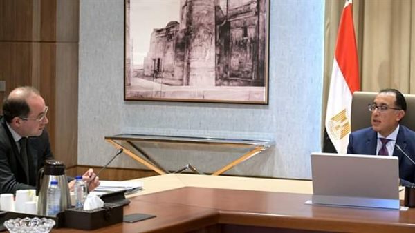 رئيس الوزراء مع وزير