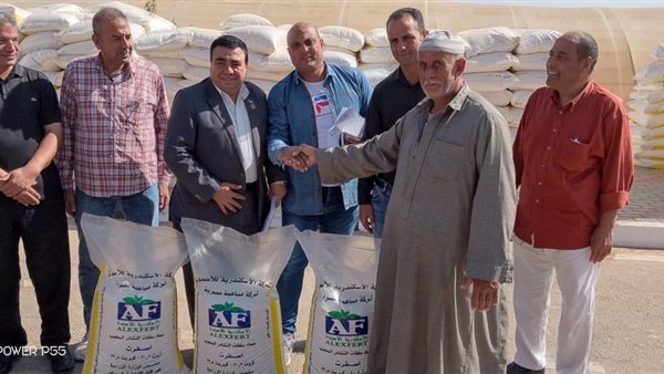 جانب من توزيع الأسمدة