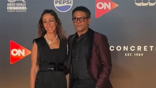 آسر ياسين وزوجته