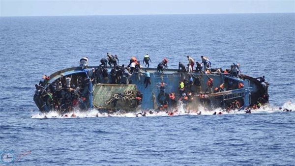 غرق قارب يقل 13 مصريًا