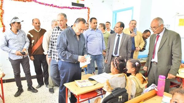 محافظ أسيوط في مدرسة