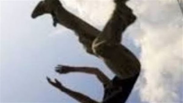 سقوط عامل من أعلى