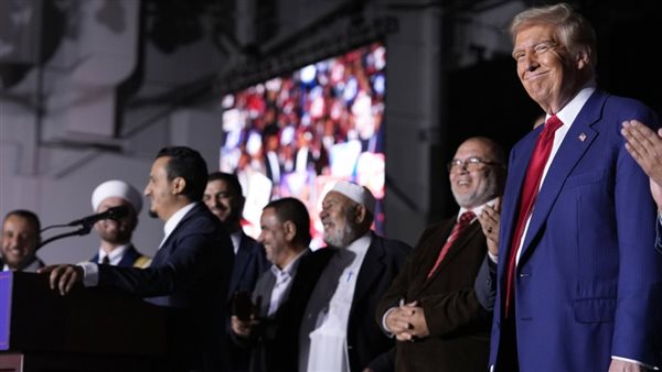 ظهور ترامب مع مجموعة