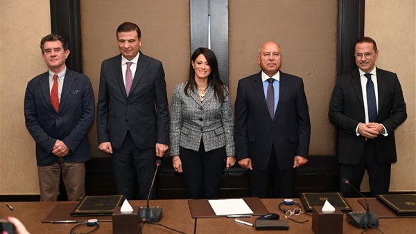 جانب من توقيع الاتفاقية