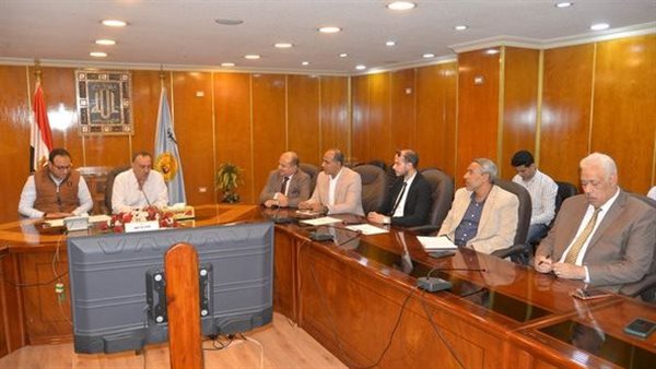 محافظ أسيوط مع وفد