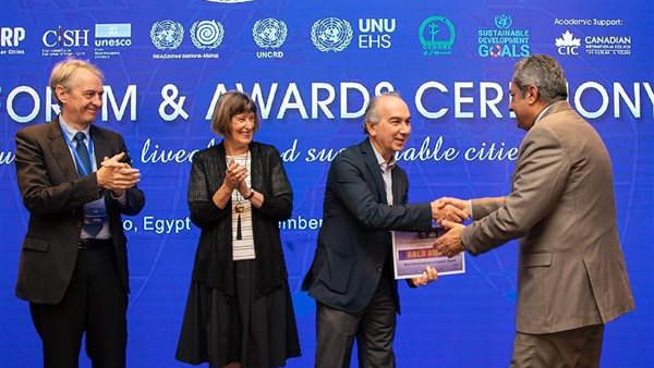 جانب من تسليم الجوائز