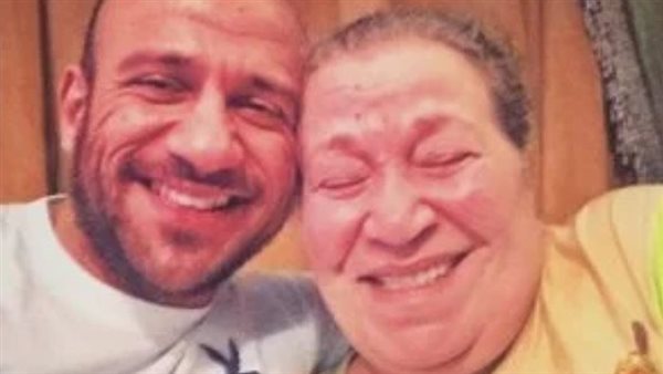 أحمد مكي ووالدته