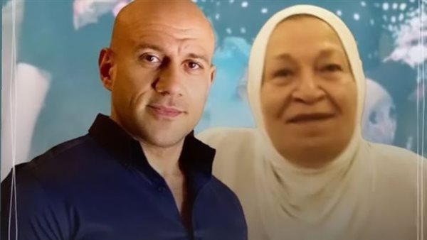 أحمد مكي ووالدته