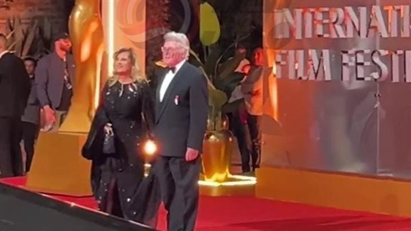 حسين فهمي وزوجته