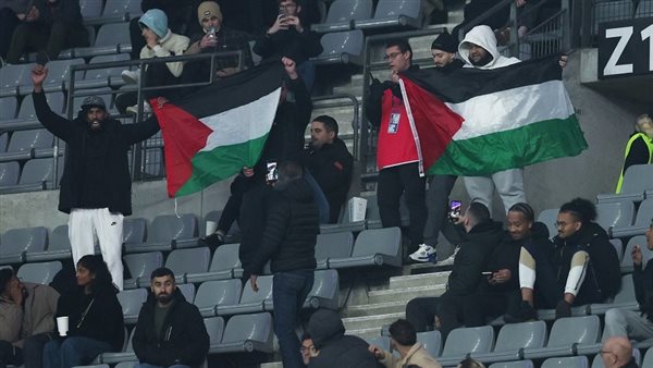 علم فلسطين مع الجماهير