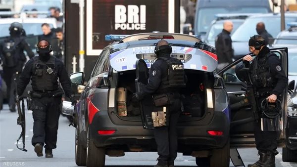 رجل يحتجز موظفين