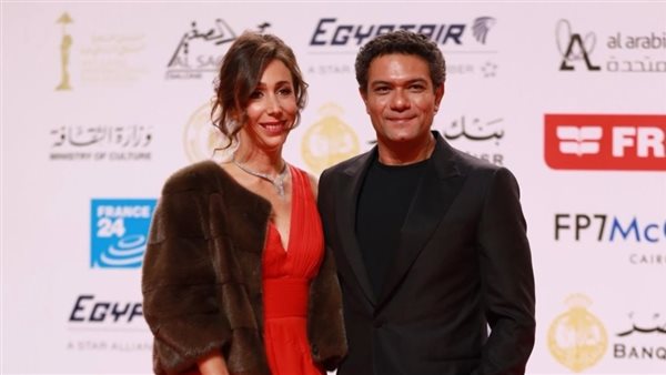 آسر ياسين وزوجته