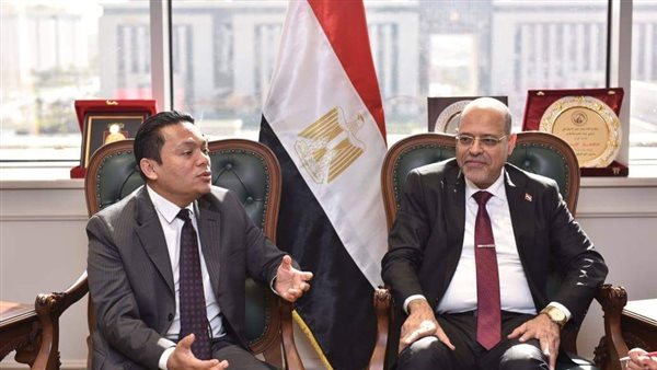 وزير العمل وسفير