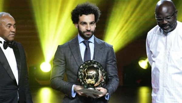 محمد صلاح مع جائزة