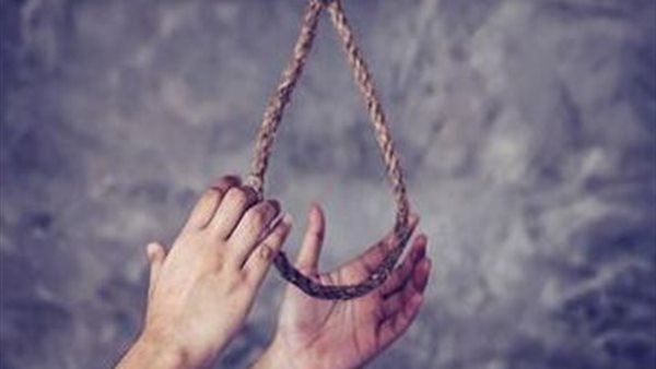 طالب يشنق نفسه