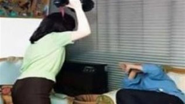 سيدة تضرب زوجها