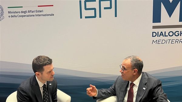 وزير الخارجية يجتمع