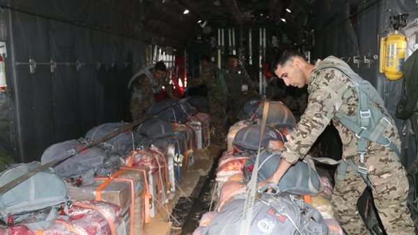 لحظة إنزال المساعدات