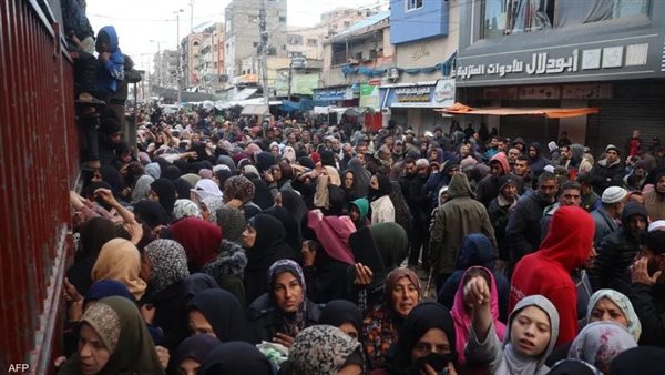 فلسطينيون ينتظرون