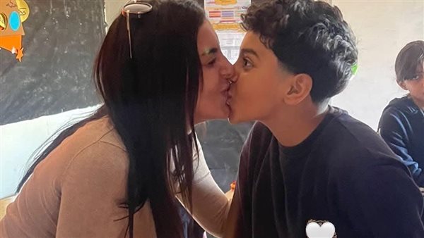 هاجر الشرنوبي ونجلها