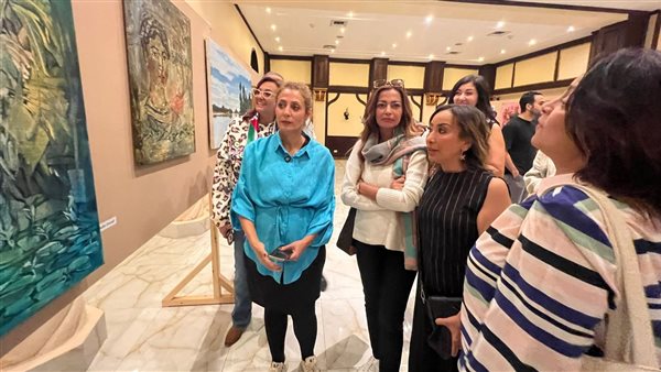 إقامة معرض للفن التشكيلي