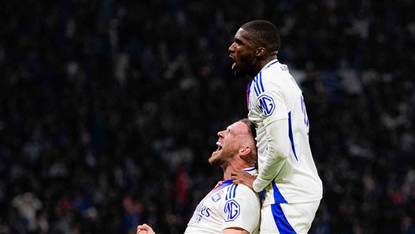 لاعبو ليون يحتفلون