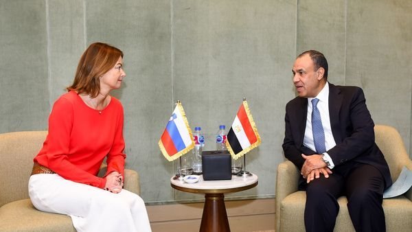  وزير الخارجية مع