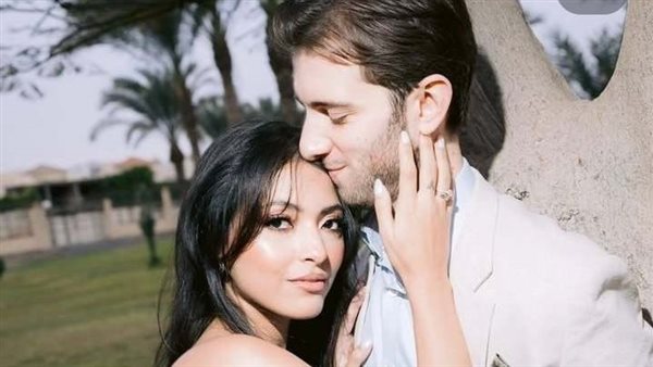 مي الغيطي وخطيبها