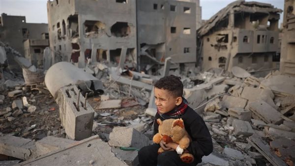 طفل فلسطيني يجلس