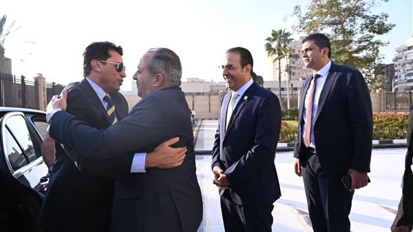 وصول أشرف صبحي وزير