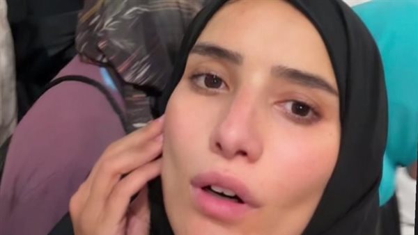 زينة تؤدي مناسك العمرة