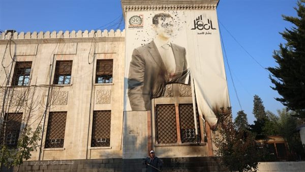 صورة معلقة على مبني