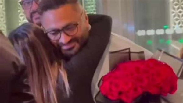 معجبة تقابل تامر