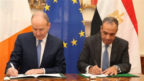 خلال توقيع وزير الخارجية