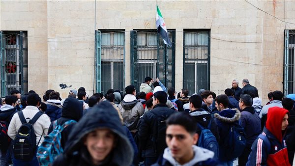 لحظة رفع العلم السوري