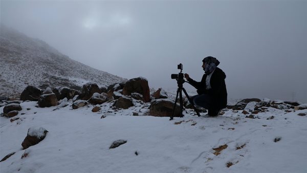 الثلوج تغطي قمة جبلية