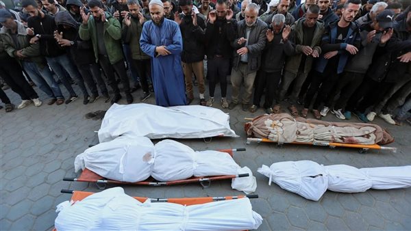 مصلون أثناء تشييع