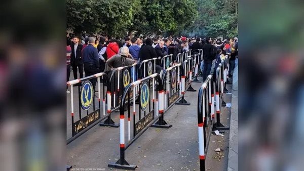 السوريون يتوافدون