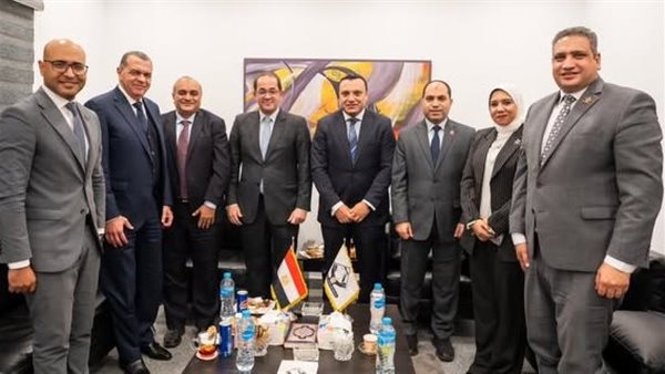 وزير المالية مع أعضاء