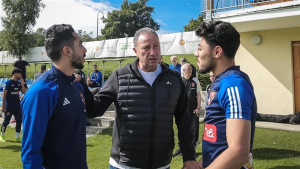 الخطيب مع لاعبي الأهلي