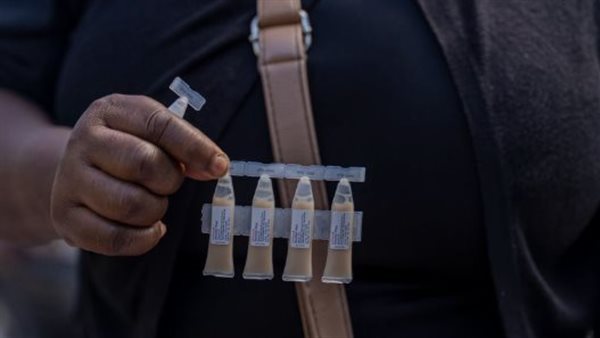 أحد الأشخاص يحمل