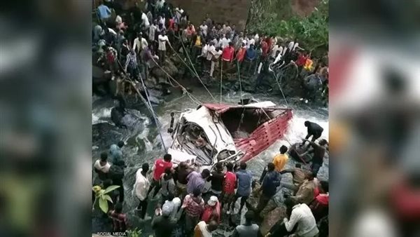 حشدا من الناس يحيطون