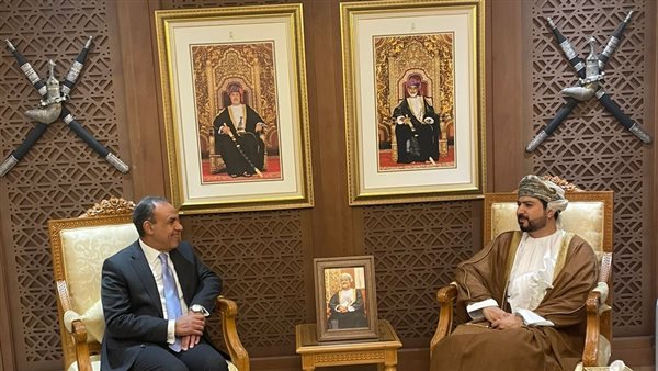 وزير الخارجية مع