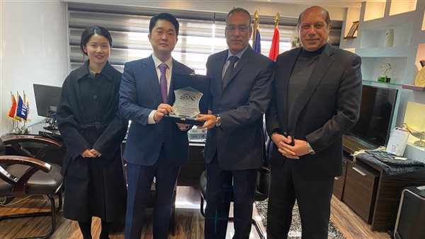 مصطفى عزام مع وفد