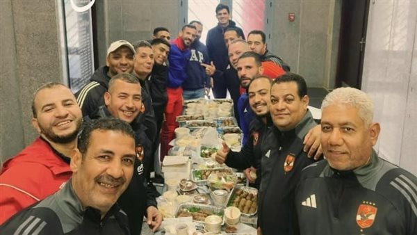 علي معلول مع عمال