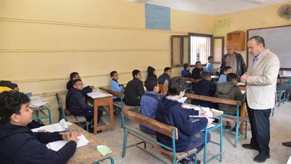 محافظ أسيوط داخل