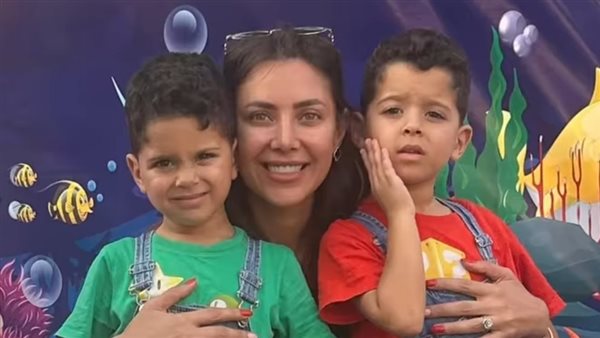 هبة عبد العزيز وأبنائها